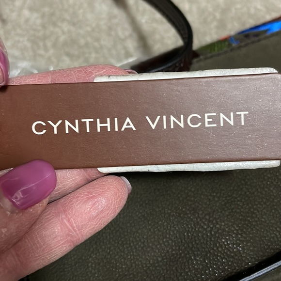 NWT Cynthia Vincent Super cute embroidery detailing on this Crossbody bag - Picture 9 of 9